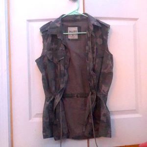 camo vest! has buttons and a zipper